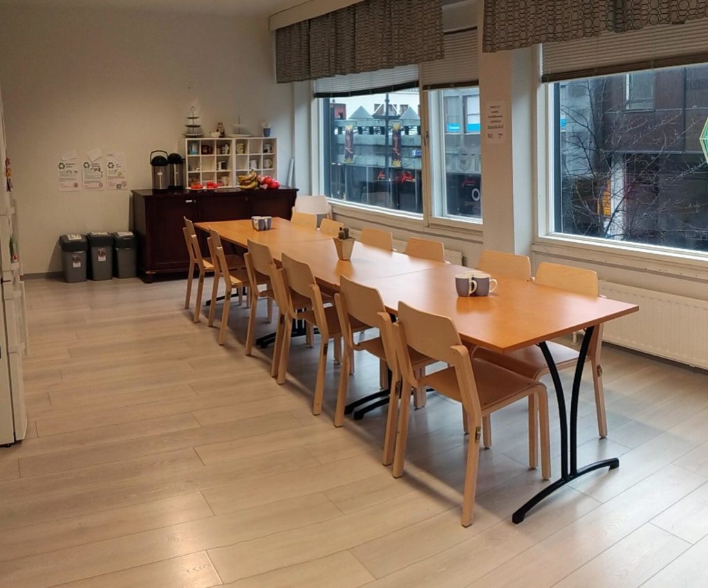 Tilava keittiö toimii myös kokoustilana