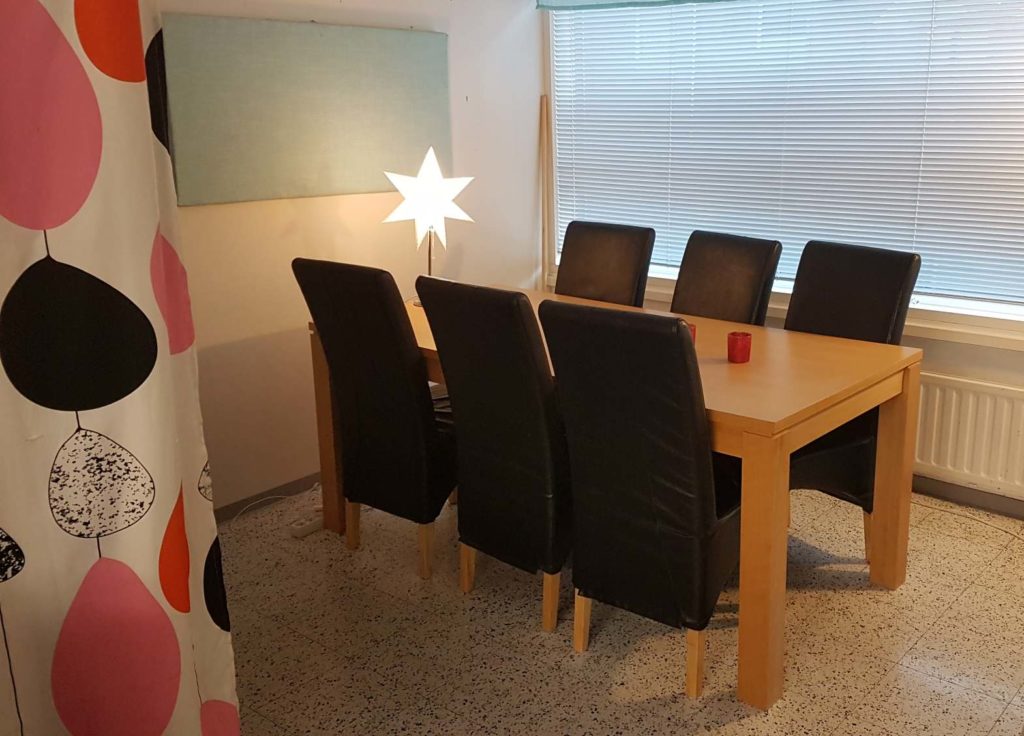 Ison olohuoneen neuvottelutila