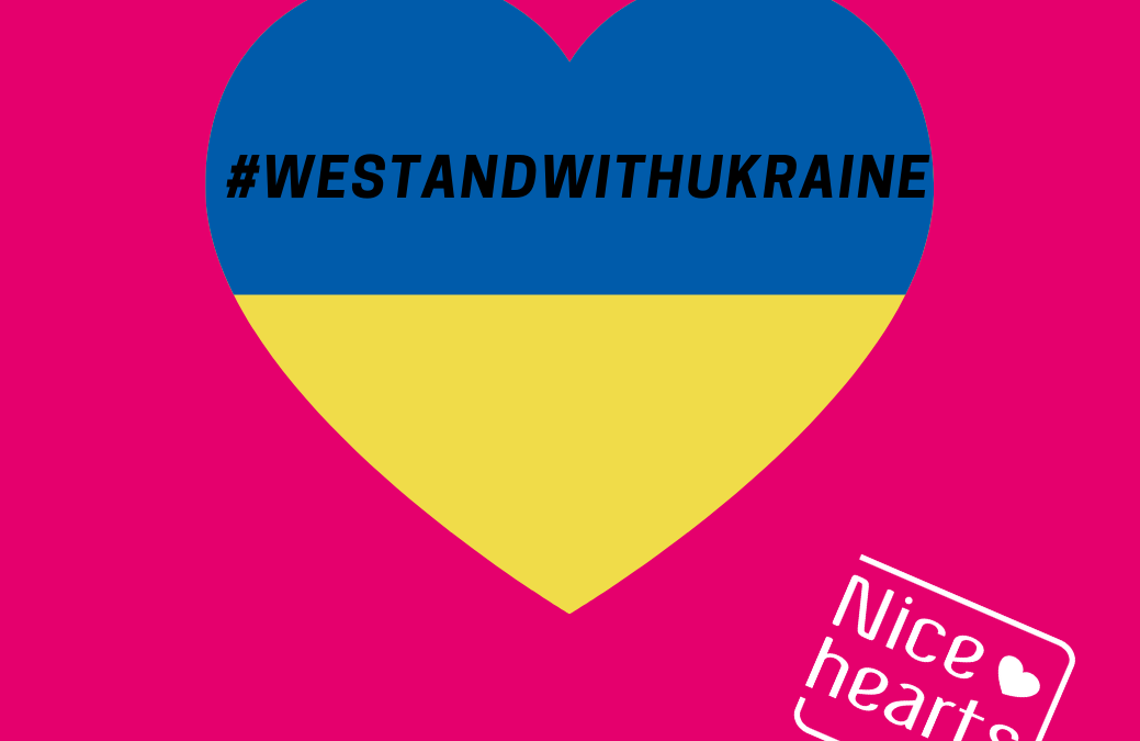 Sini-keltainen sydän, teksti We stand with Ukraine ja Niceheartsin logo