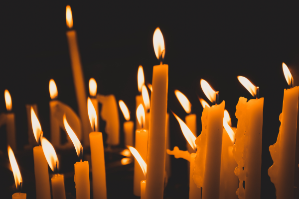 Palavia kynttilöitä mustalla taustalla.